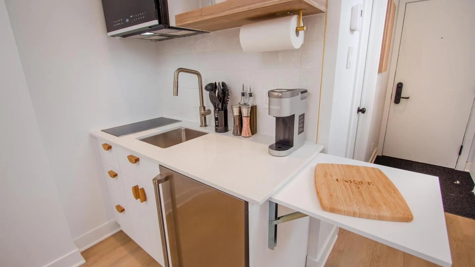 Apartment Studio #18 - Self Check-In - Plateau - St-Denis Montreal