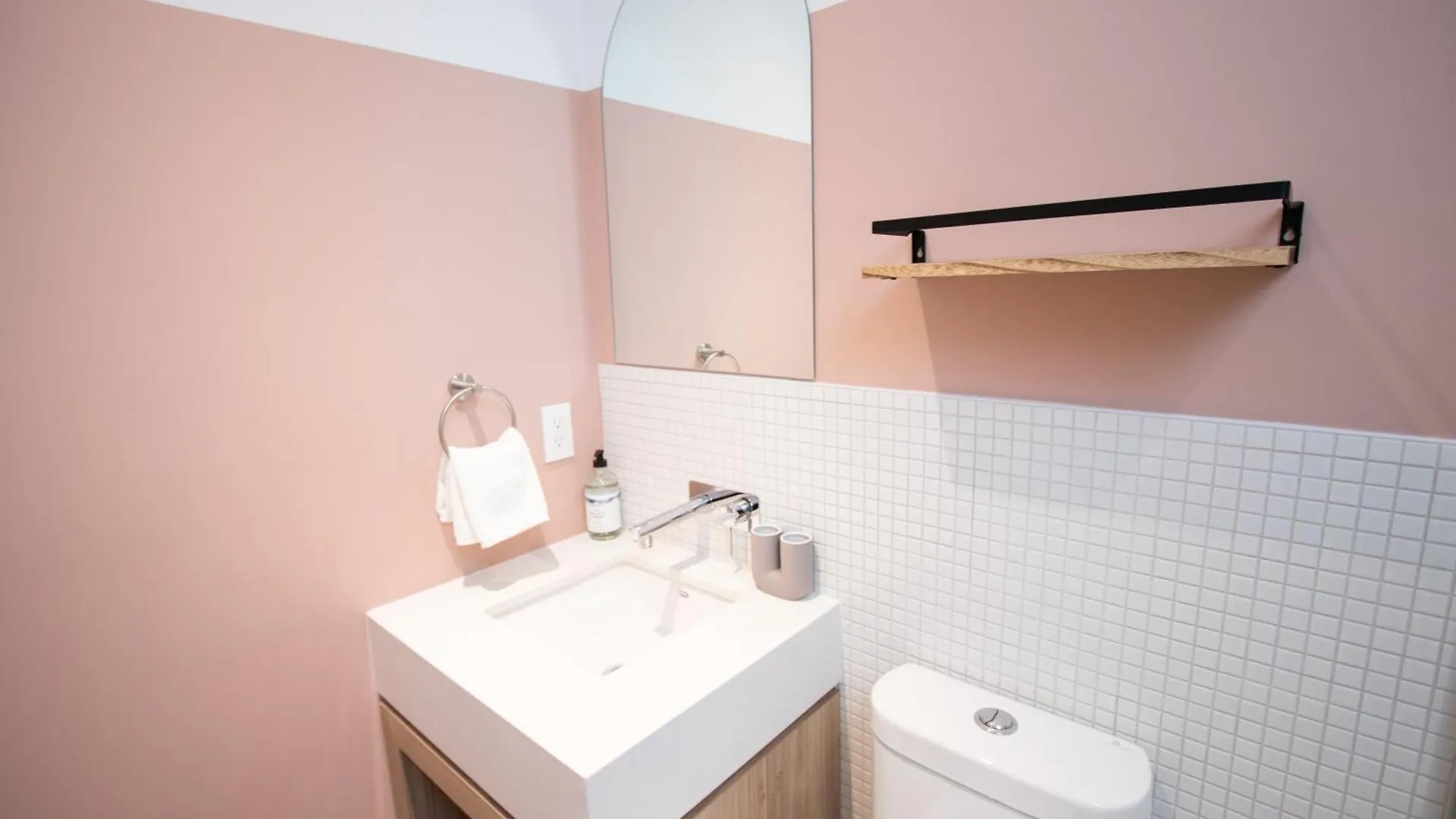 Apartment Studio #18 - Self Check-In - Plateau - St-Denis Montreal Canada